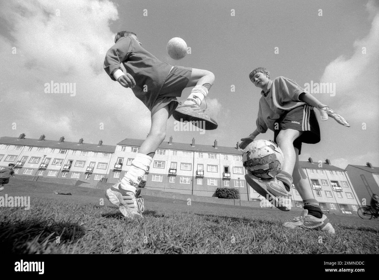 Ragazzi che giocano a football 3388? Foto di Roger Bamber Foto Stock