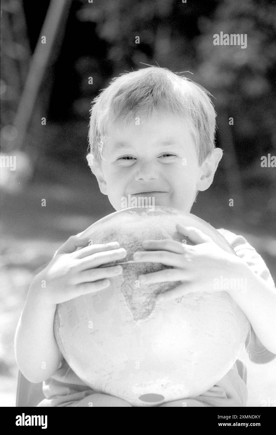 Un ragazzo che tiene un globo? 1643 foto di Roger Bamber Foto Stock