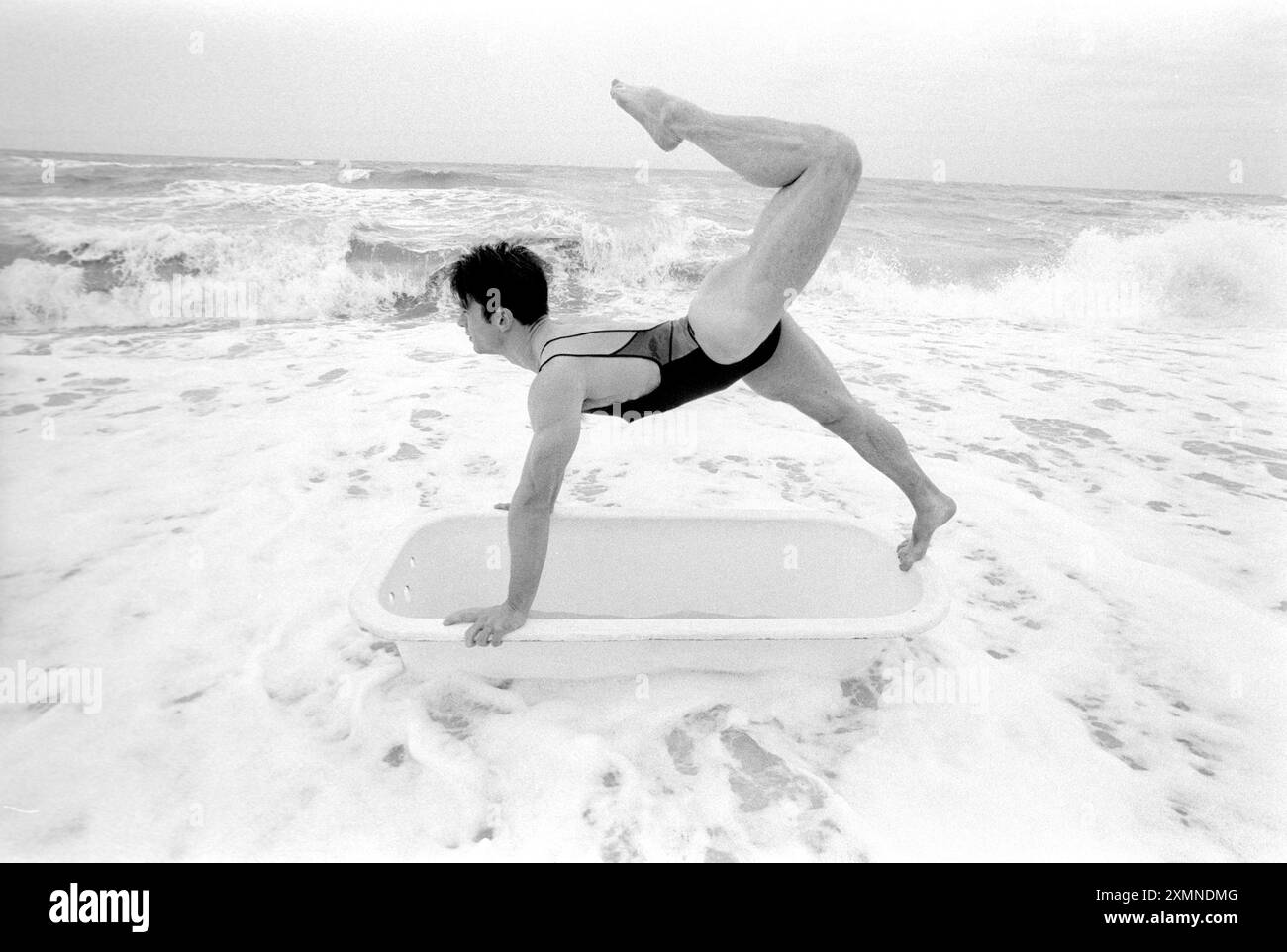 Un artista al Brighton Festival prova la sua surreale mostra personale in riva al mare Jeremy Robins, un artista al Brighton Festival nel Sussex, Inghilterra, Gran Bretagna, prova la sua surreale mostra personale Slippery When Wet at Low Tide a Brighton Beach. Ha eseguito la routine allo Zap Theatre durante il festival d'arte di Brighton nel 1996 l'atto racconta la storia di Mark in banca che getta via le sue inibizioni con il suo bagnato 22 maggio 1996 immagine di Roger Bamber Foto Stock