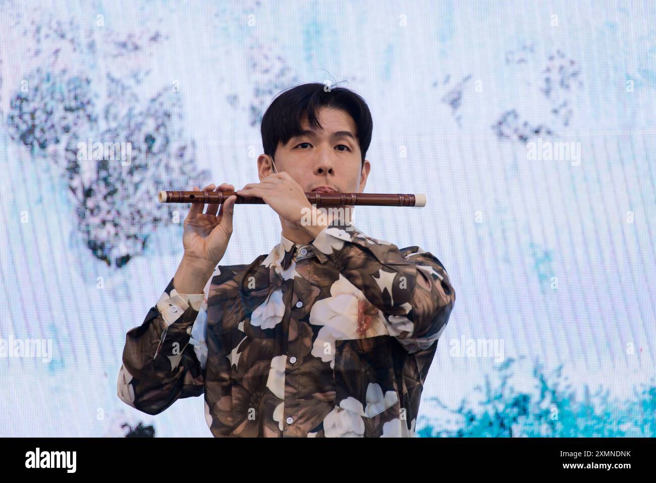 Parigi, Francia. 28 luglio 2024. MUSICA per 3 PERSONE, un trio creativo di tre musicisti di strumenti tradizionali cinesi composti dall'artista guzheng KUO Jing-mu, il suonatore DI zhongruan PAN i-tung e l'artista dizi/xiao JEN Chung si esibiscono sul palco il 28 luglio 2024 al Pavillon Chinese Taipei, Parc de la Villette - Parc des Nations a Parigi, Francia. Crediti: Bernard Menigault/Alamy Live News Foto Stock