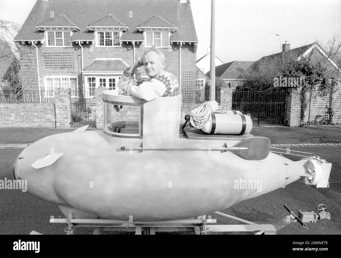 Bill Smith, un ufficiale tecnico della RAF in pensione di 62 anni, e Water Beetle, il suo sottomarino in miniatura fatto in casa. L'ha costruita nella sua casa, vista qui, a Bognor Regis. Era sulla strada per fare le prove in mare nel Canale come viaggio inaugurale. Vedi il seguito delle prove reali, dove ha eseguito un'immersione di 80 metri e ha guadagnato un posto nel Guinness dei primati nel 1996 come il sottomarino più piccolo del mondo completamente funzionante. Ha mantenuto questo titolo per 12 anni ed è stato utilizzato per la ricerca di biologia marina e la fotografia. Foto Stock