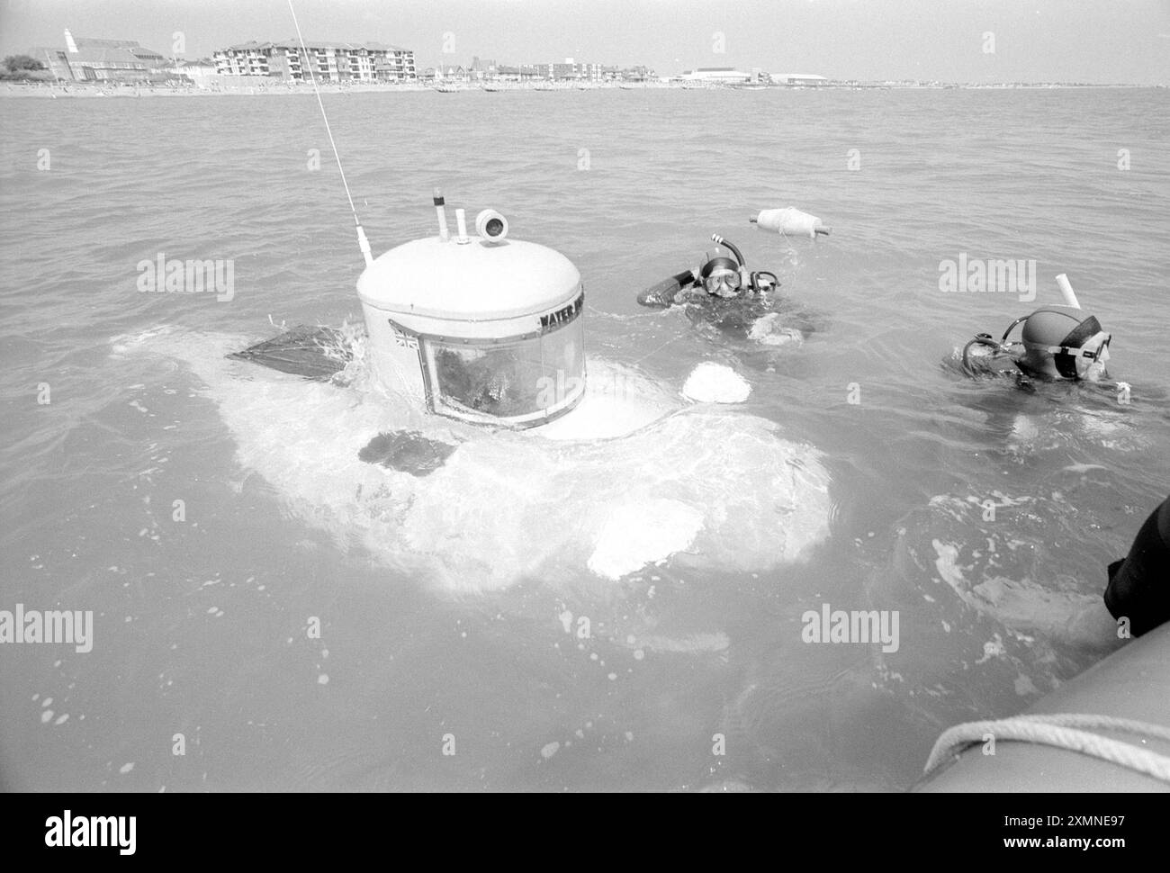 Bill Smith, un ufficiale tecnico della RAF in pensione di 62 anni, e Water Beetle, il suo sottomarino in miniatura fatto in casa. L'ha costruita nella sua casa, vista qui, a Bognor Regis. Era sulla strada per fare le prove in mare nel Canale come viaggio inaugurale. Vedi il seguito delle prove reali, dove ha eseguito un'immersione di 80 metri e ha guadagnato un posto nel Guinness dei primati nel 1996 come il sottomarino più piccolo del mondo completamente funzionante. Ha mantenuto questo titolo per 12 anni ed è stato utilizzato per la ricerca di biologia marina e la fotografia. Foto Stock