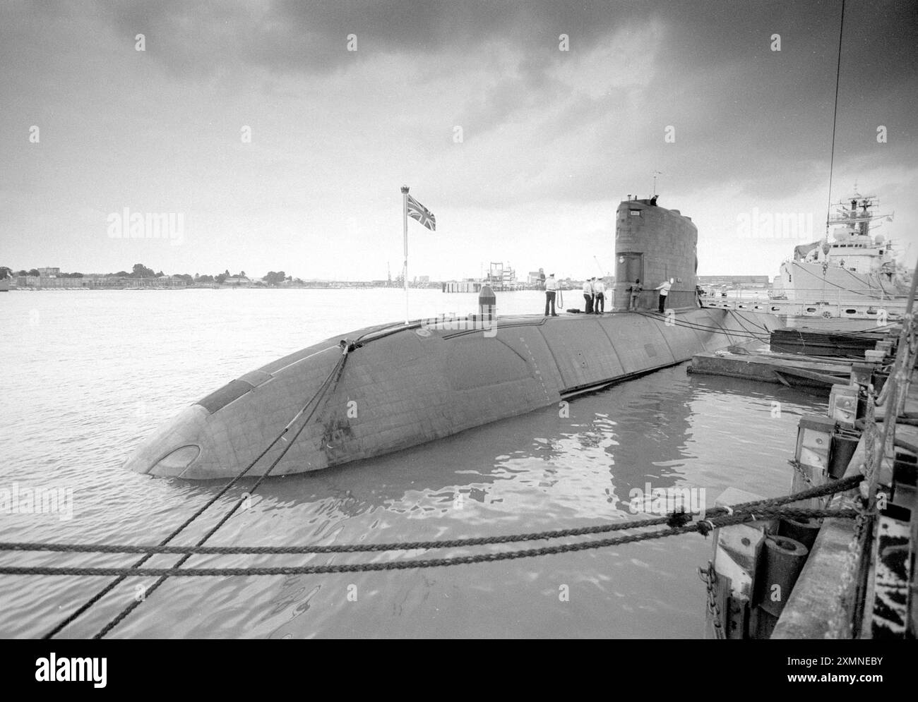 Nel settembre 1993 la HMS Unicorn, vista qui in mostra a Portsmouth, era in vendita come parte di un motore di esportazione di armi da parte del governo britannico. Era un sottomarino d'attacco a lungo raggio, sostituito quando la flotta sottomarina britannica passò ad una flotta completamente nucleare. Fu venduta al Canada e rinominata HMCS Windsor. Unicorn Subs sold off - Portsmouth 5 settembre 1993 foto di Roger Bamber Foto Stock