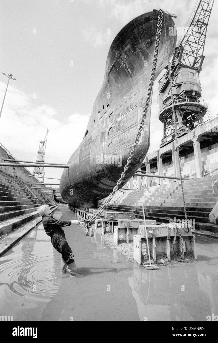 Derek Ottway prepara il sottomarino HMS Ocelot, l'ultima nave da guerra della Royal Navy costruita presso l'arsenale di Chatham, per la conservazione. La HMS Ocelot fu varata nel 1962 e raggiunse oltre 90.000 miglia e impegnata in esercitazioni e prove in quasi ogni angolo del mondo, anche durante la guerra fredda nell'Artico, nell'Oceano Atlantico, nel Mediterraneo e nel Mar Baltico. Rimase in servizio fino al 1991. È ritratta qui al cantiere navale di Chatham dove è stata ritirata e conservata ed è ancora lì nel 2022 16 agosto 1992 foto di Roger Bamber Foto Stock