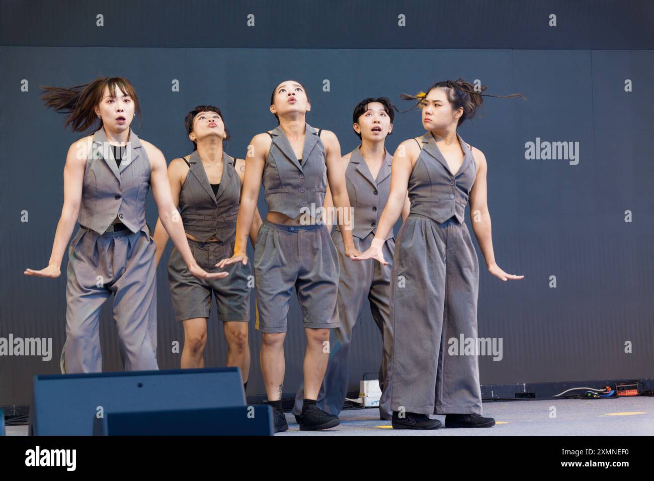 Parigi, Francia. 28 luglio 2024. Le impressionanti ragazze di Eye Catching Circus, MEI Chih-Ling, LAN Yi-Yun, HSIAO SZU-Mien, CHEN Ting-Yu e LIAO Ssu-Chun si esibiscono sul palco il 28 luglio 2024 al Pavillon Chinese Taipei, la Villette - Parc des Nations a Parigi, Francia. Crediti: Bernard Menigault/Alamy Live News Foto Stock