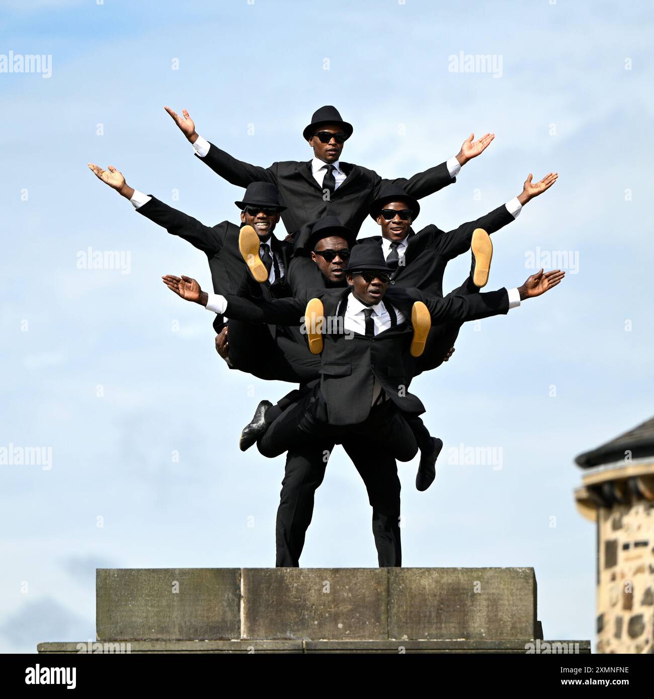 Edimburgo, Scozia, Regno Unito. 29 luglio 2024. Edinburgh Fringe: Il circo dei Black Blues Brothers si esibisce a Calton Hill, mostrando la loro abilità acrobatica. I Black Blues Brothers portano i loro flipper, trucchi, limbo fuochi, piramidi umane, gag esilaranti e coreografie alla periferia di Edimburgo. Mostra alle sale riunioni, Venue 20 dal 1 agosto Crediti: Craig Brown/Alamy Live News Foto Stock