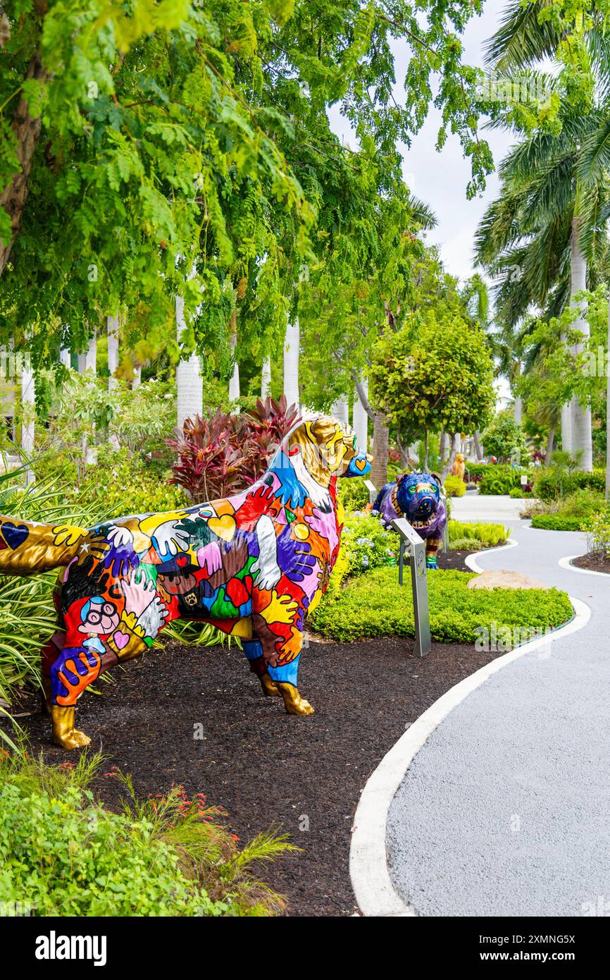 Scultura per cani Golden retriever di Alexander Almarza al Dogs and Cats Walkway e Sculpture Gardens, Maurice A Ferre Park, Miami, Florida, USA Foto Stock