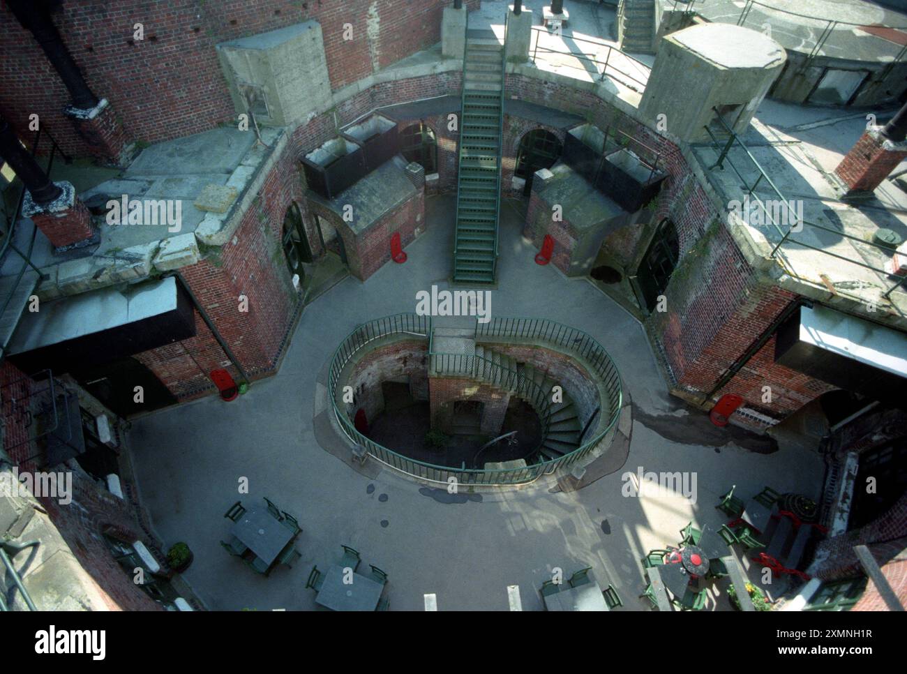 Solent Napoleonic Fort in vendita Spit Bank Fort nel Solent il più piccolo di una catena di forti dell'Hampshire del XIX secolo costruiti per difendere Portsmouth dai francesi. E' stato usato come un pub e come una insolita casa di vacanza. Spit Bank Fort è stato ristrutturato e messo sul mercato nel 2020 per 4 milioni di sterline. Nel 2021 è un hotel che costa 700 sterline a notte senza colazione per la più economica delle nove suite di lusso 19 ottobre 1998 foto di Roger Bamber Foto Stock