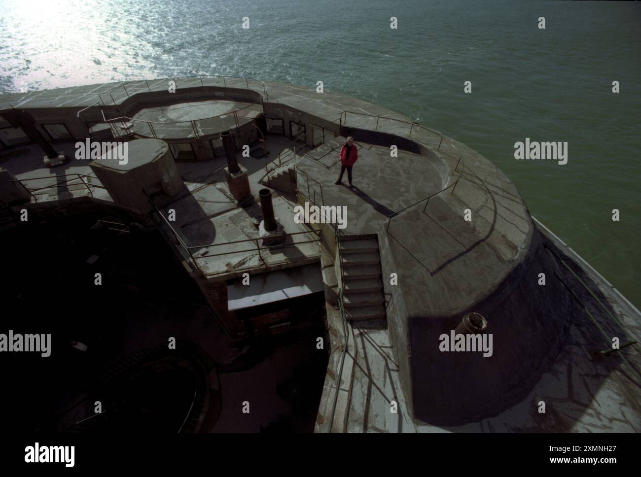 Solent Napoleonic Fort in vendita Spit Bank Fort nel Solent il più piccolo di una catena di forti dell'Hampshire del XIX secolo costruiti per difendere Portsmouth dai francesi. E' stato usato come un pub e come una insolita casa di vacanza. Spit Bank Fort è stato ristrutturato e messo sul mercato nel 2020 per 4 milioni di sterline. Nel 2021 è un hotel che costa 700 sterline a notte senza colazione per la più economica delle nove suite di lusso 19 ottobre 1998 foto di Roger Bamber Foto Stock