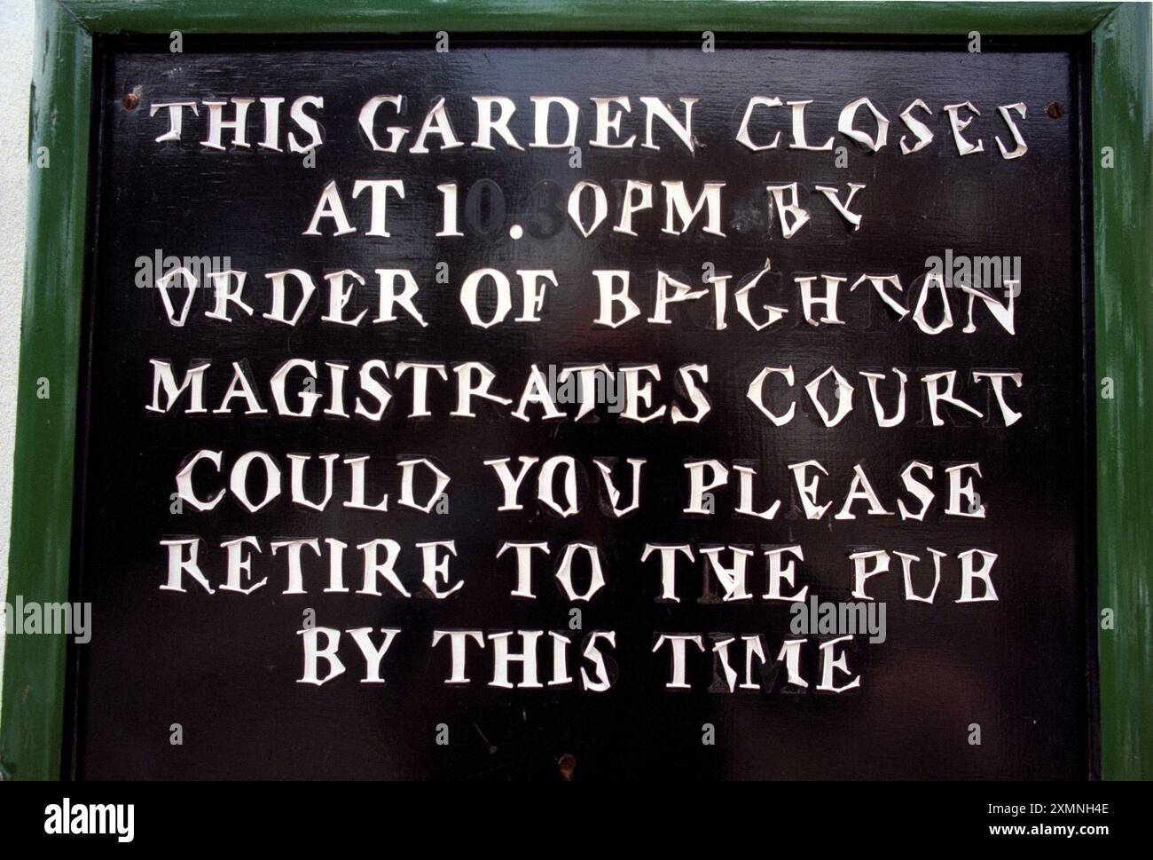L'insegna del Pub Garden a Brighton, dove si legge che questo Giardino chiude alle 22.30, su ordine del Brighton Magistrates Court, si prega di ritirarsi al Pub entro questo orario il 1° agosto 1997 foto di Roger Bamber Foto Stock