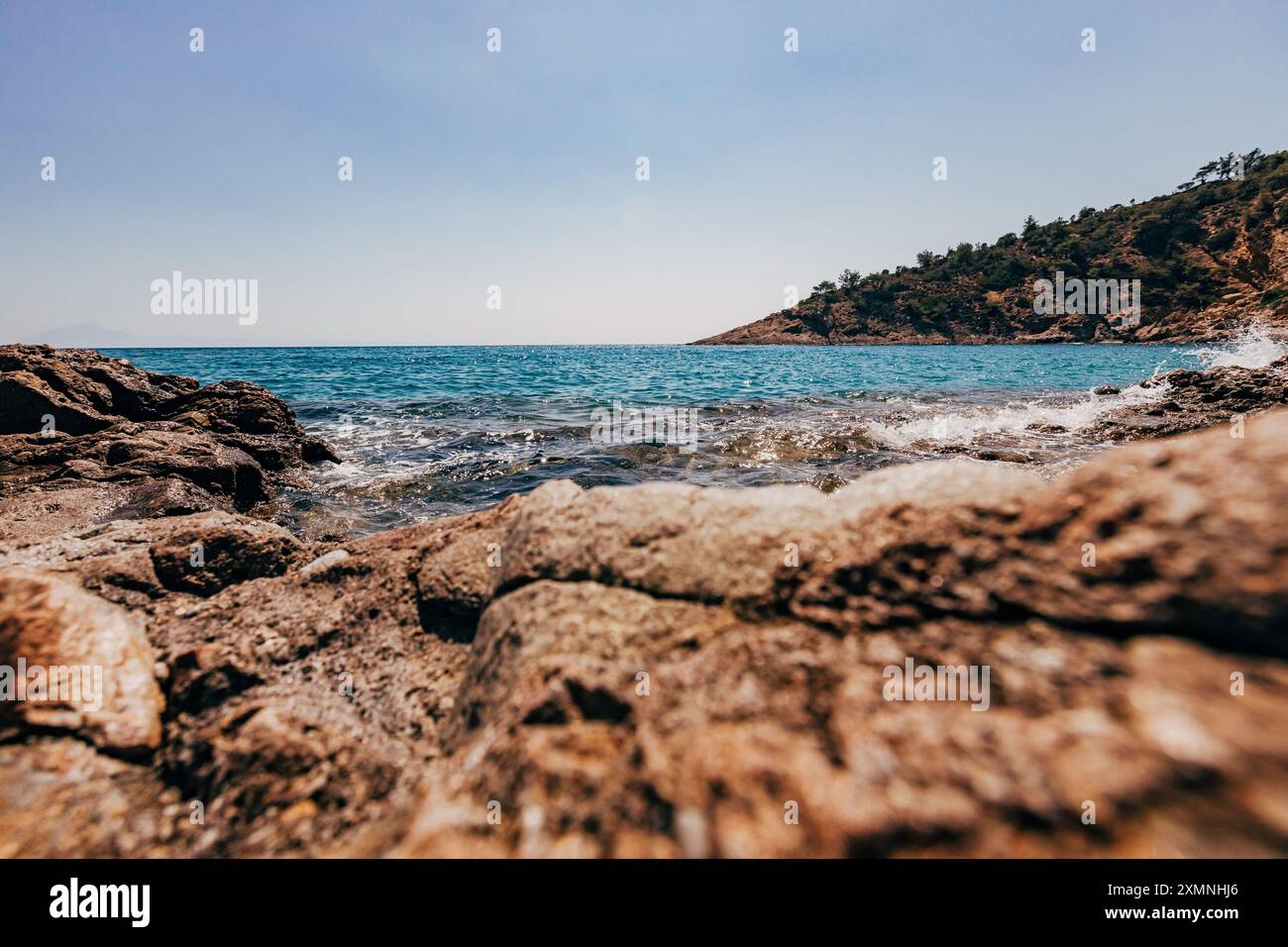 Un mare blu trasparente tra le montagne Foto Stock
