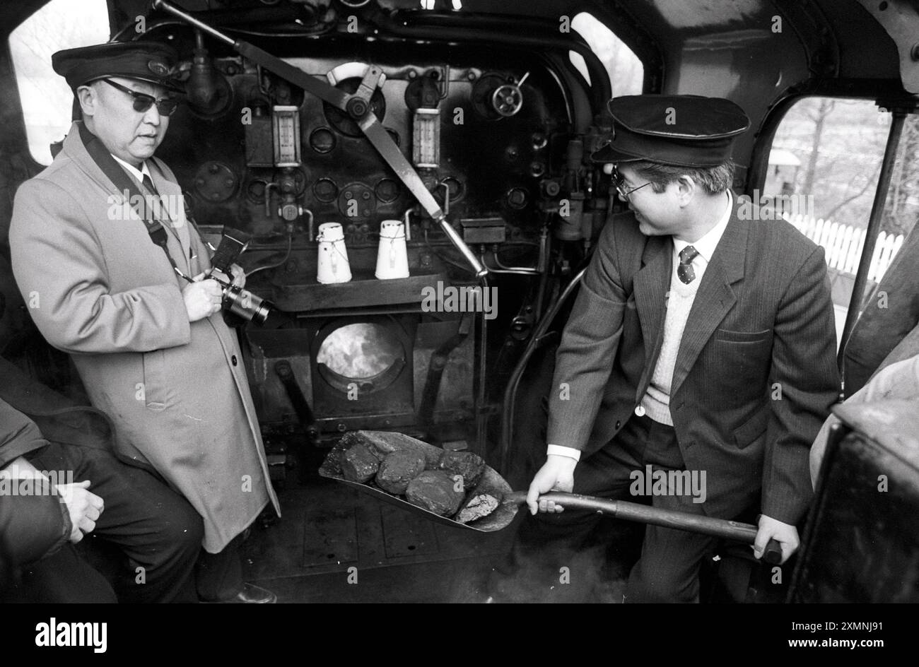 Spalare carbone nel firebox sulla ferrovia Bluebell 30 gennaio 1991 foto di Roger Bamber Foto Stock