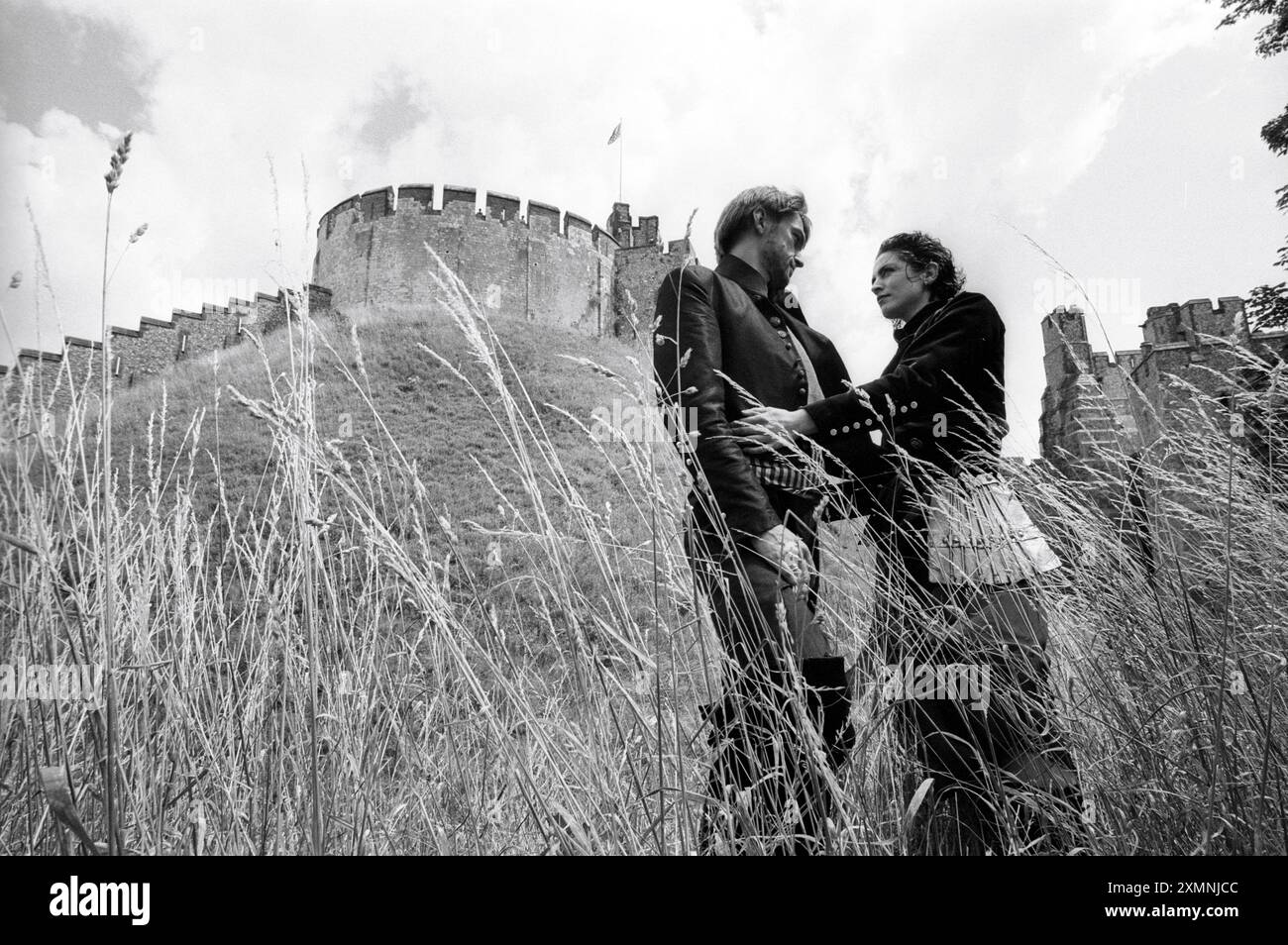 James Simmons nel ruolo di Benedick e Marie Francis nel ruolo di Beatrice nella Oxford Stage Company prove per Much Ado About Nothing al Castello di Arundel. Faceva parte dell'Arundel Festival 23 luglio 1992 Picture by Roger Bamber Foto Stock