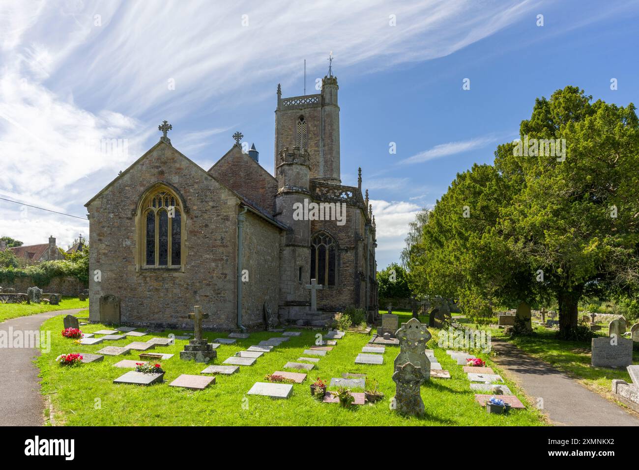 La Chiesa di San Giovanni Battista nel villaggio rurale di Churchill, nel North Somerset, in Inghilterra. Foto Stock