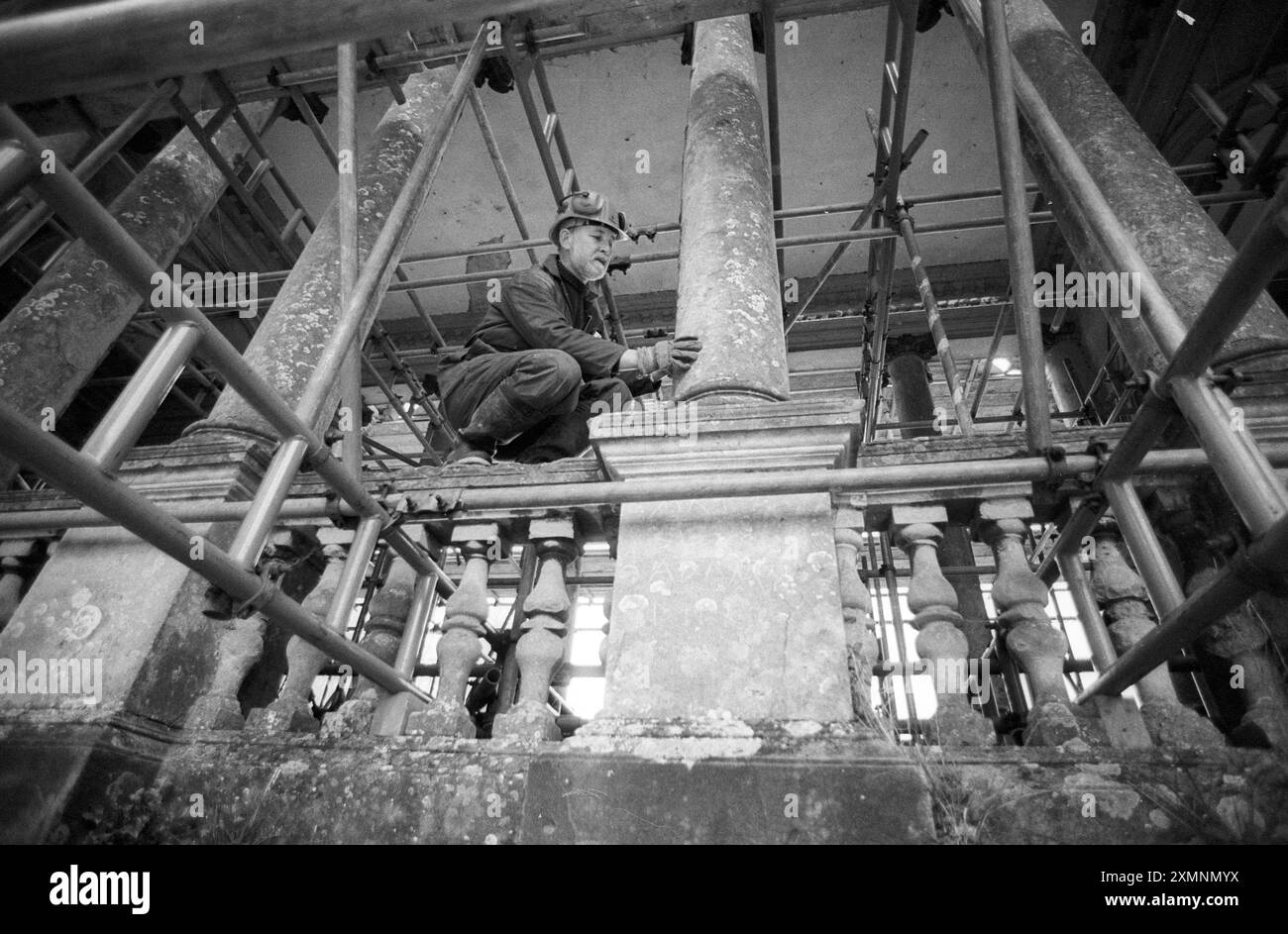 Ponte Palladiano nel giardino paesaggistico del Parco Prior a Bath. Preparazione per il restauro di grandi dimensioni 1993-5 . Ispezione da parte del direttore il National Trust ha effettuato importanti lavori di restauro sul ponte tra il 1993 e il 1995. Hanno rimosso tonnellate di limo dal lago più piccolo e restaurato diverse caratteristiche del ponte. Usarono un tocco più leggero per evitare di danneggiare la pietra e per proteggere i graffiti del XVIII secolo mentre rimuovevano graffiti inadatti dai suoi pilastri 10 aprile 1994 foto di Roger Bamber Foto Stock