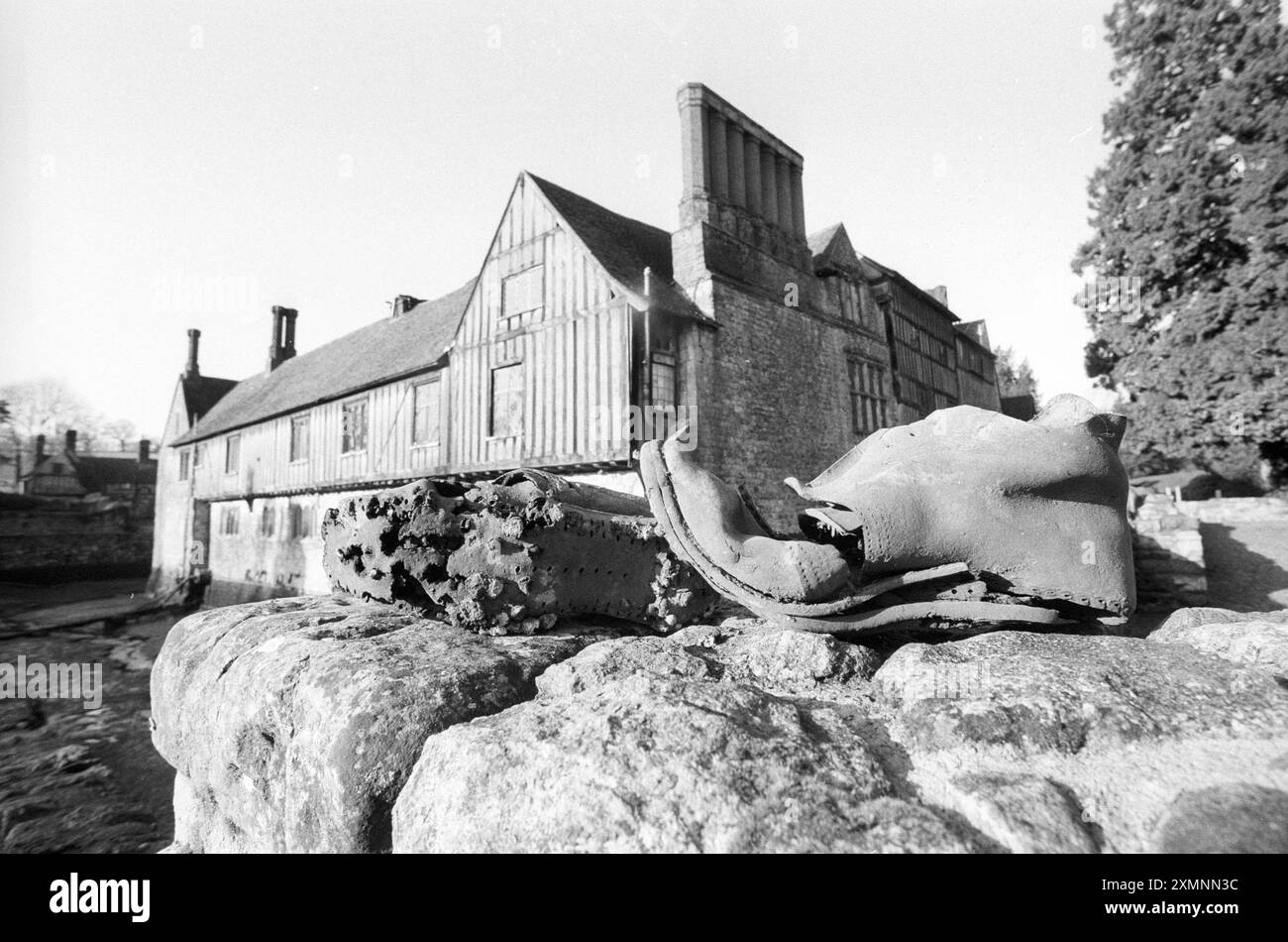Stivale hobnailed del XIX secolo trovato in un camino in mattoni a Igtham Mote dai restauratori del National Trust. Secondo gli esperti della National Boot and Shoe Collection di Northampton, era uno stivale da donna. Le scarpe erano nascoste in muri e camini per allontanare il male. Ightham Mote nel Kent è un maniero medievale con fossati, classificato di grado 1 il 19 gennaio 1994 foto di Roger Bamber Foto Stock