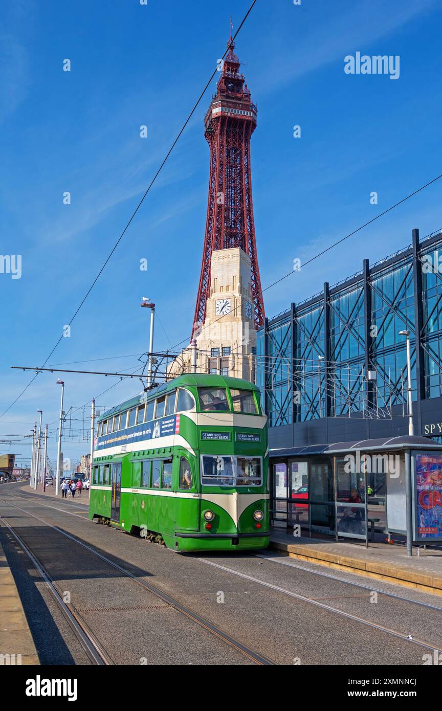 Blackpool, Regno Unito. 07.28.2024 Blackpool Transport Heritage tram funziona da Blackpool Tower a Stargate. 28 luglio 2024. Foto Stock