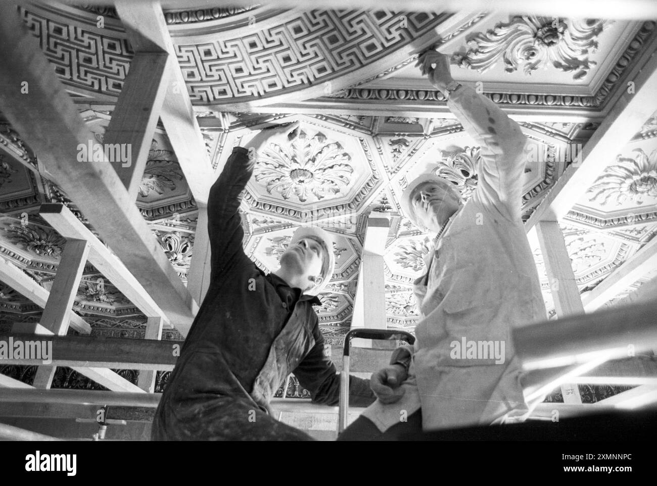 I restauratori di cartongesso padre e figlio Bill e Andrew Salter di Harrogate , Yorkshire , iniziano i lavori per il restauro del più completo soffitto Robert Adams noto, risalente al 1760 e il più bello del paese , e' uno dei tre restaurati in un programma di tre mesi rimuovendo i pannelli del pavimento nella stanza sopra e ridecorando il soffitto con bulloni in acciaio inossidabile prima che le crepe possano essere riparate. La casa originariamente di proprietà del Victoria and Albert Museum è stata rilevata dal National Trust che sta intraprendendo un enorme programma di restauro . Tutte e tre le camere sono state allestite Foto Stock