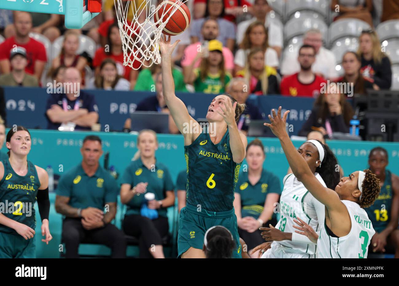 LILLE, FRANCIA - LUGLIO 29: Steph Talbot dell'Australia la partita di fase B del gruppo di pallacanestro femminile tra il Team Nigeria e il Team Australia il terzo giorno dei Giochi Olimpici di Parigi 2024 allo Stade Pierre Mauroy il 29 luglio 2024 a Lille, Francia. © diebilderwelt / Alamy Live News Foto Stock