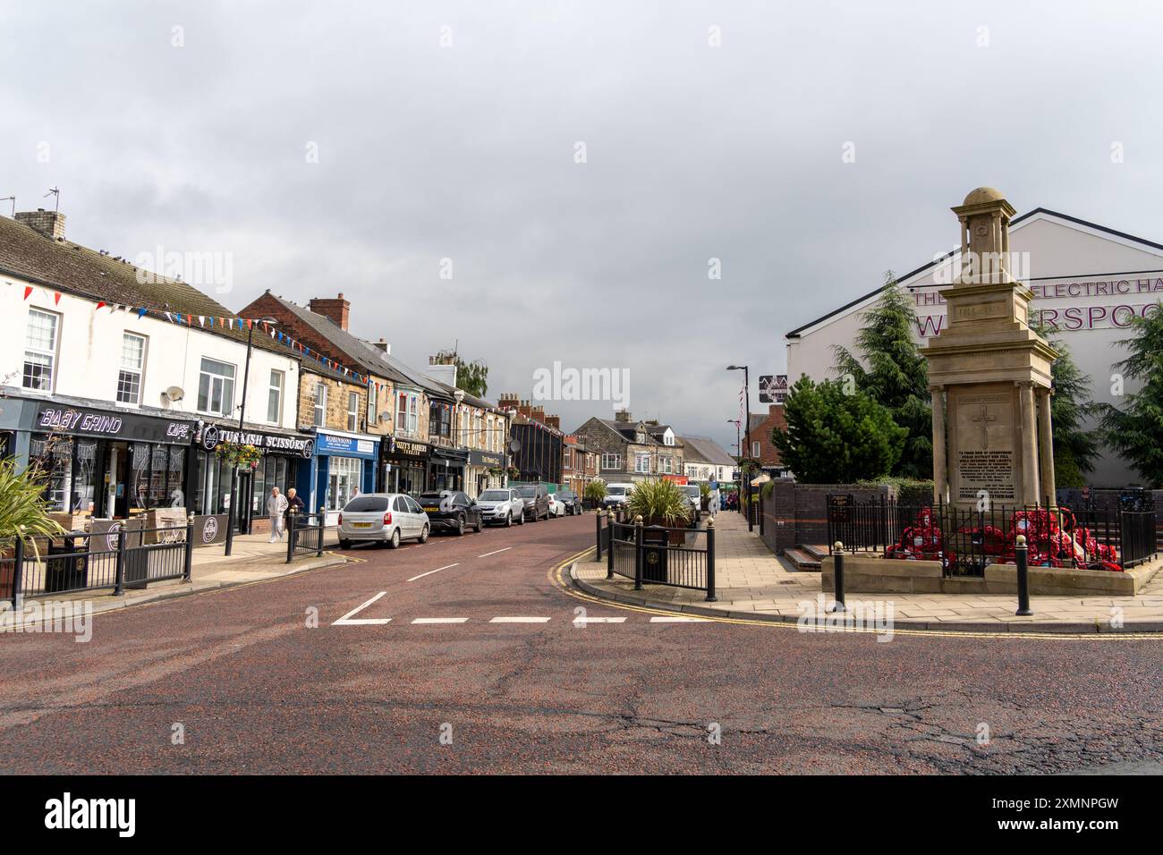 Spennymoor, contea di Durham, Regno Unito. Vista di Cheapside in città, con le aziende locali, il monumento alla guerra e un pub Wetherspoons. Foto Stock