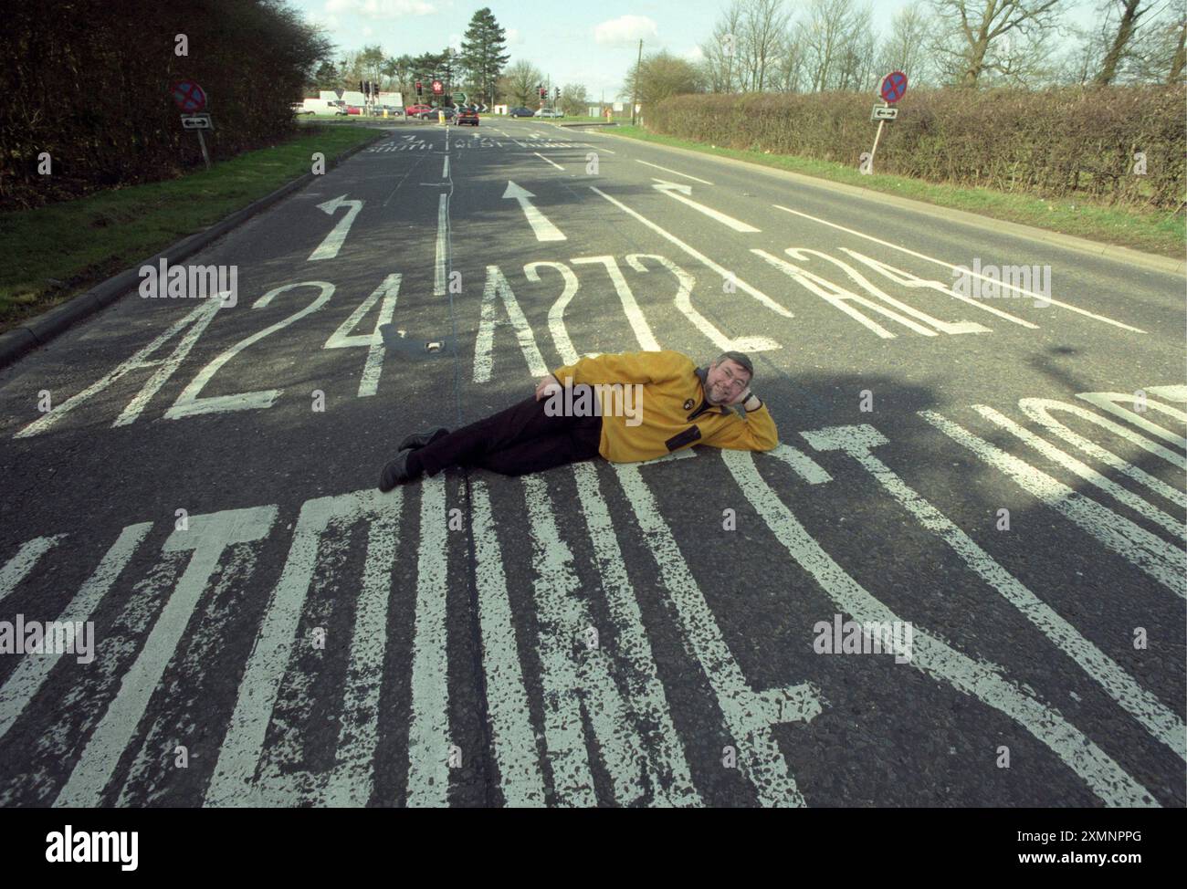 L'autore olandese Pieter Boogaart si trova sulla A272 all'incrocio con la A24 a Dragons Green vicino Billingshurst West Sussex . La strada è oggetto di 5 anni di lavoro per scrivere un libro A272 An Ode to a Road che è stato appena pubblicato 7 marzo 2000 foto di Roger Bamber Foto Stock