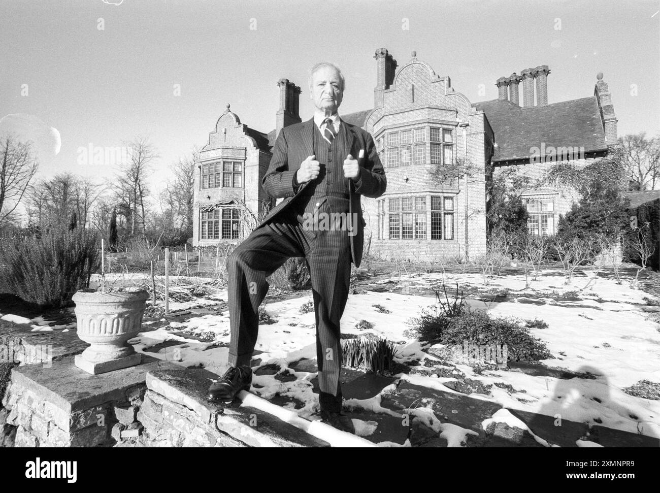 Il terzo conte Kitchener fotografò fuori dalla sua casa a Chichester nel 1996 quando il primo ministro Tony Blair stava cercando di abolire i pari ereditari. Suo nonno era Lord Kitchener di Khartoum 8 febbraio 1996 foto di Roger Bamber Foto Stock