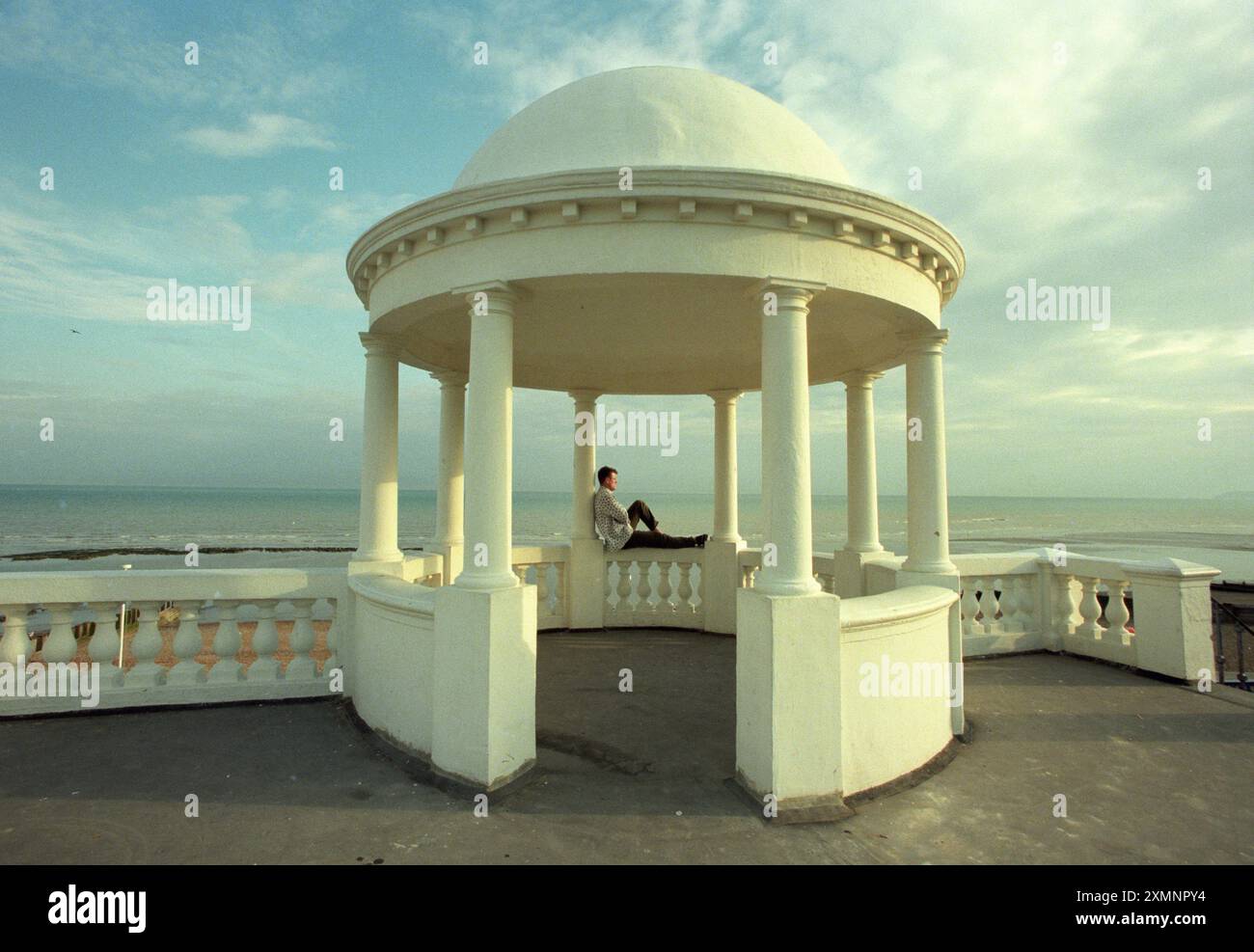 Andrew Kotting - regista di GallivantGallivant è il primo lungometraggio di Andrew Kötting. Pubblicato nel 1996, è stato un documentario "altamente idiosincratico". Registrò un viaggio che il regista intraprese in senso orario lungo la costa della Gran Bretagna accompagnato dalla nonna di 85 anni, Gladys, e dalla figlia di sette anni Eden 4 agosto 1997 foto di Roger Bamber Foto Stock