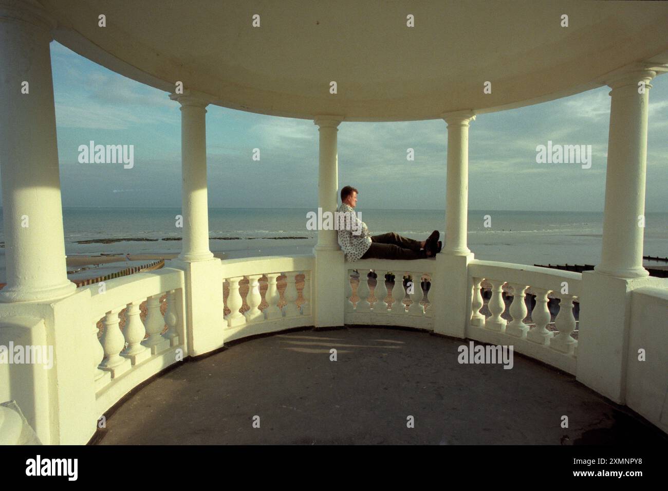 Andrew Kotting - regista di GallivantGallivant è il primo lungometraggio di Andrew Kötting. Pubblicato nel 1996, è stato un documentario "altamente idiosincratico". Registrò un viaggio che il regista intraprese in senso orario lungo la costa della Gran Bretagna accompagnato dalla nonna di 85 anni, Gladys, e dalla figlia di sette anni Eden 4 agosto 1997 foto di Roger Bamber Foto Stock