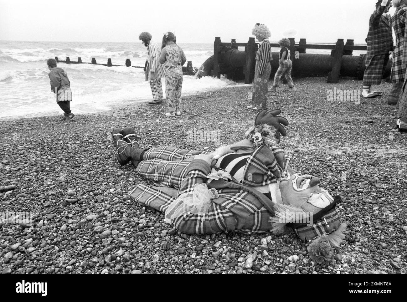 Clown sulla spiaggia di Brighton 22 marzo 1992 foto di Roger Bamber Foto Stock
