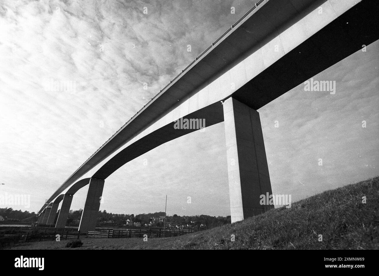 Ponte sul moderno ponte stradale che attraversa il fiume Torridge a valle dell'antico ponte di Bideford, North Devon, è stato elogiato nella prima "Good Bridges Guide" pubblicata dal Dipartimento dei trasporti. Il ponte , costruito ad un'altezza di 100 piedi sopra il livello dell'acqua per consentire l'uso continuato di Bideford come porto , ha già vinto un premio dalla società concreta. L'autore del libro, John Wallsgrove , architetto principale della divisione di ingegneria dei ponti del DOT , afferma che il Torridge Bridge è una struttura molto elegante , che tocca il terreno molto leggermente e Foto Stock