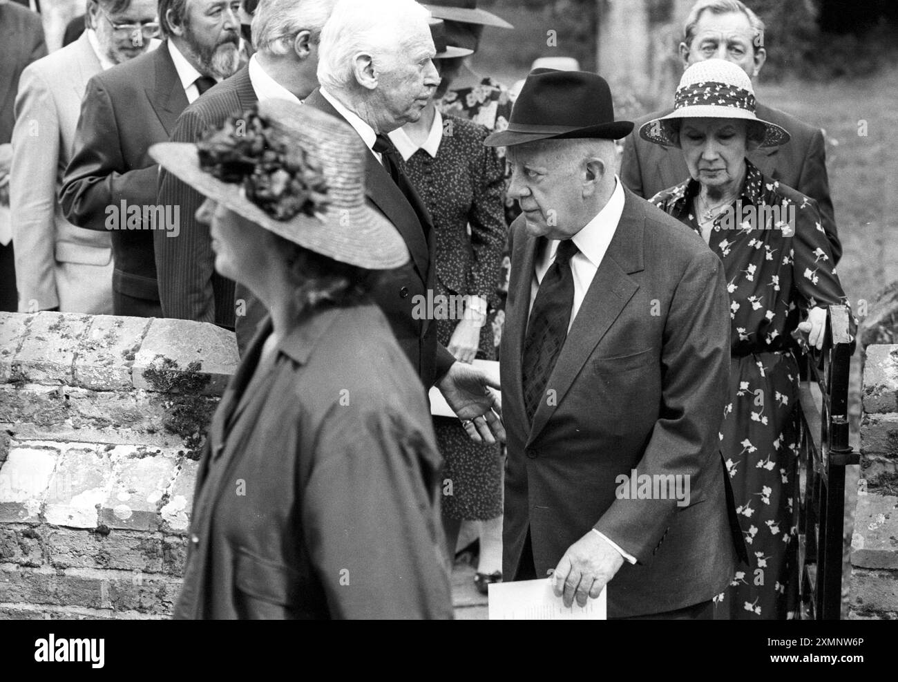 Laurence Olivier 's FuneralDouuglas Fairbanks Jr e Sir Alec Guinness at St James' Church , Ashurst , Sussex 14 luglio 1989 foto di Roger Bamber Foto Stock