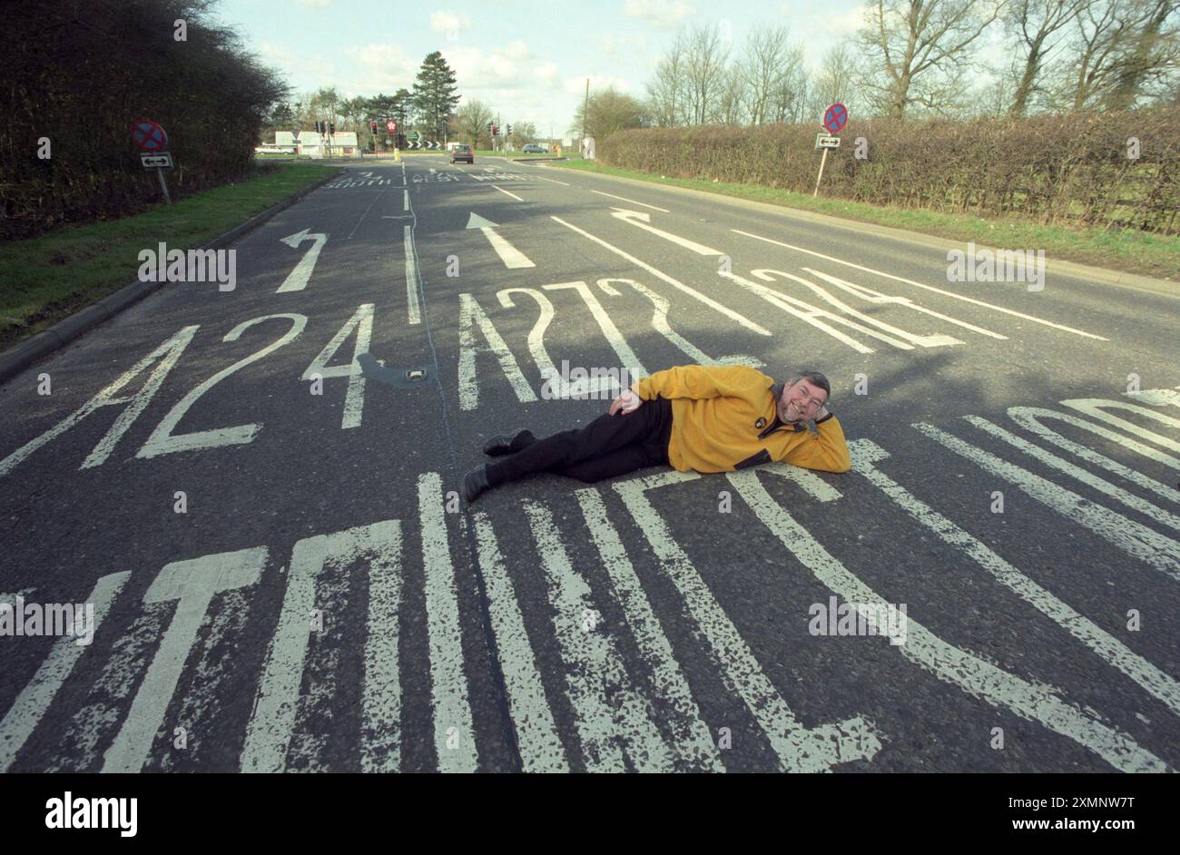 L'autore olandese Pieter Boogaart si trova sulla A272 all'incrocio con la A24 a Dragons Green vicino Billingshurst West Sussex . La strada è oggetto di 5 anni di lavoro per scrivere un libro A272 An Ode to a Road che è stato appena pubblicato 7 marzo 2000 foto di Roger Bamber Foto Stock