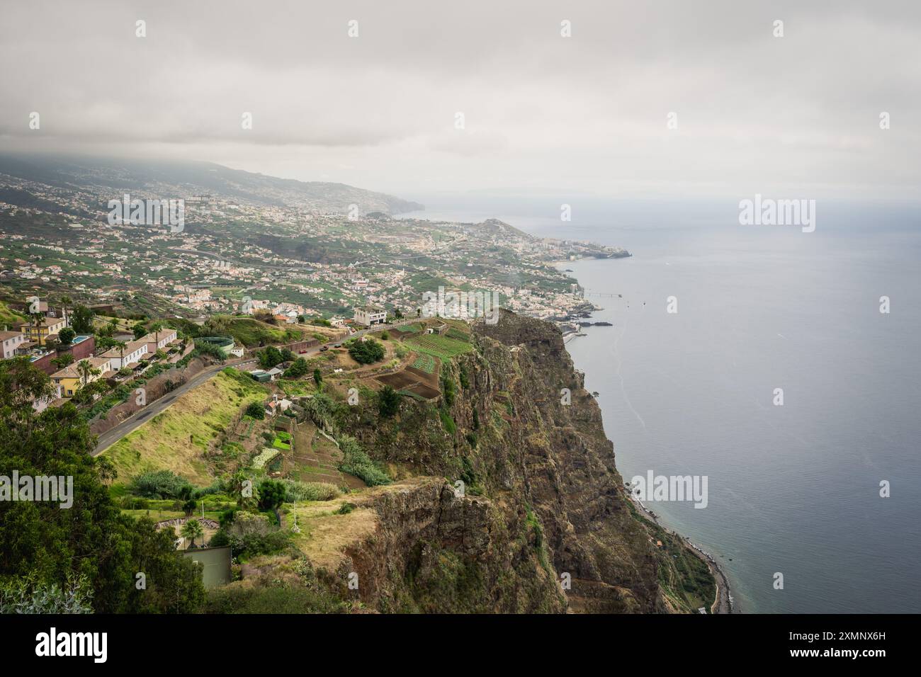 Guarda dall'altra parte della baia verso Funchal Foto Stock
