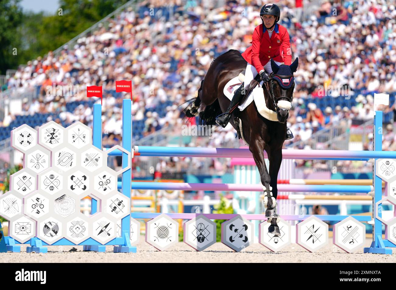 Elisabeth Halliday degli Stati Uniti a bordo dello Schiaccianoci durante la finale di salto della squadra Eventing all'Château de Versailles, il terzo giorno dei Giochi Olimpici di Parigi del 2024 in Francia. Data foto: Lunedì 29 luglio 2024. Foto Stock