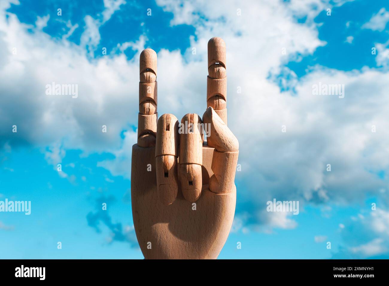 Gesti di legno corti contro il cielo Foto Stock
