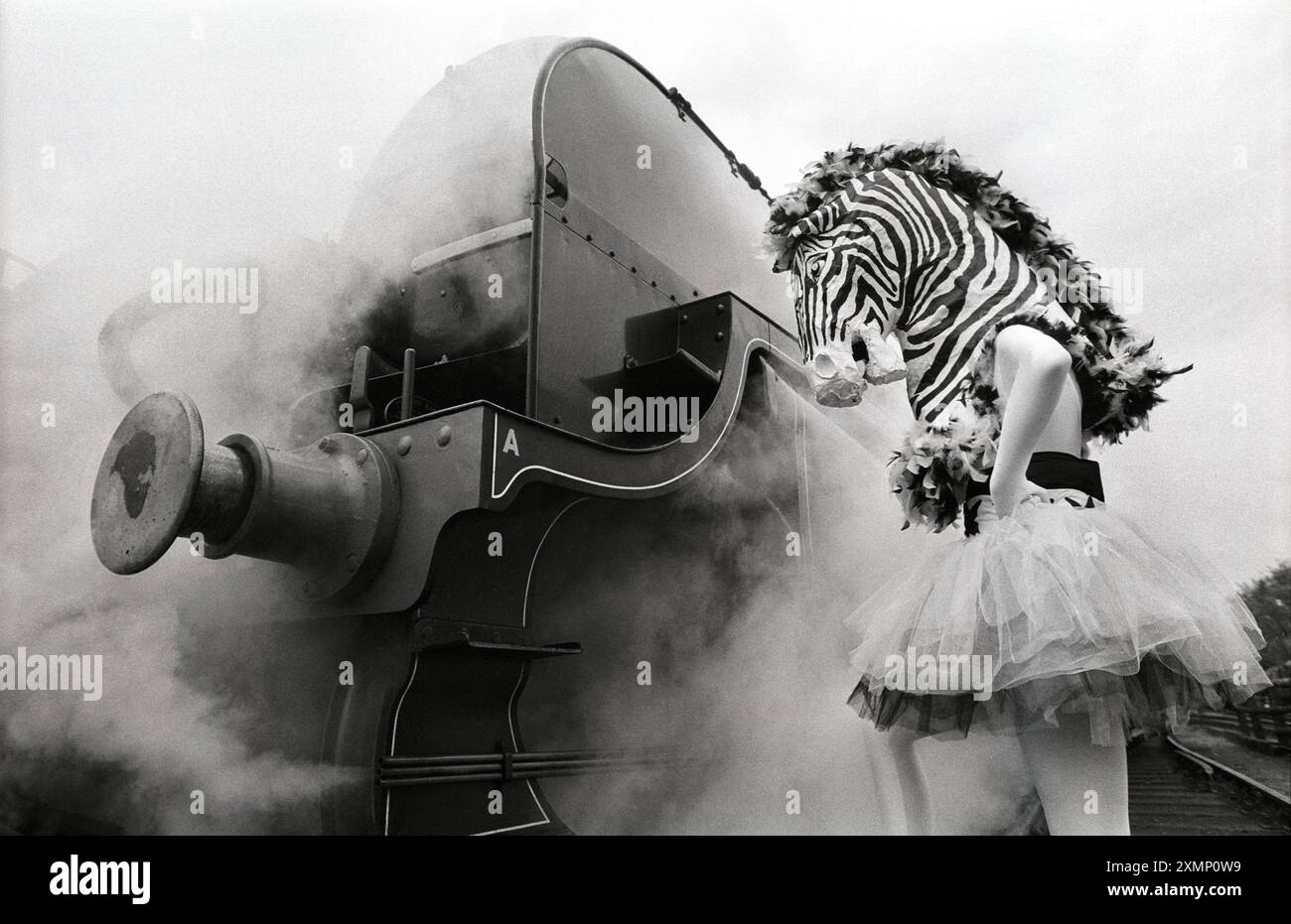 Foto di Roger Bamber 11 maggio 1993: Eve Davies prova il suo ruolo di Zebra in "la gioia del ritorno" di Limn Gaza nel capannone di locomotive a vapore sulla ferrovia Bluebell, Sheffield Park, East Sussex. Lo spettacolo che ha aperto il Festival di Brighton del 1993, è stato un viaggio di danza, discorso, musica e film sul treno e nella stazione di Horsted Keynes. Foto Stock