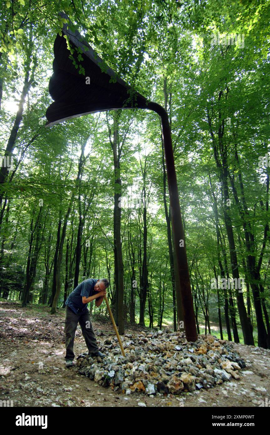 Foto di Roger Bamber: 18 settembre 2006: Musicista e artista concettuale Jem FINER, membro fondatore dei Pogues, con il suo pluripremiato "strumento ibrido per l'acqua". Il gigantesco corno modellato su una vecchia tromba grammofono amplifica i suoni prodotti dall'acqua che cade su una gamma di strumenti a percussione. Il risultato, Deep in Kings Wood, Challock, Kent, è la musica generata solo dall'acqua e dalla gravità. L'installazione è denominata Punteggio per Un foro nel terreno. Guarda la storia di Maev Kennedy. Foto Stock