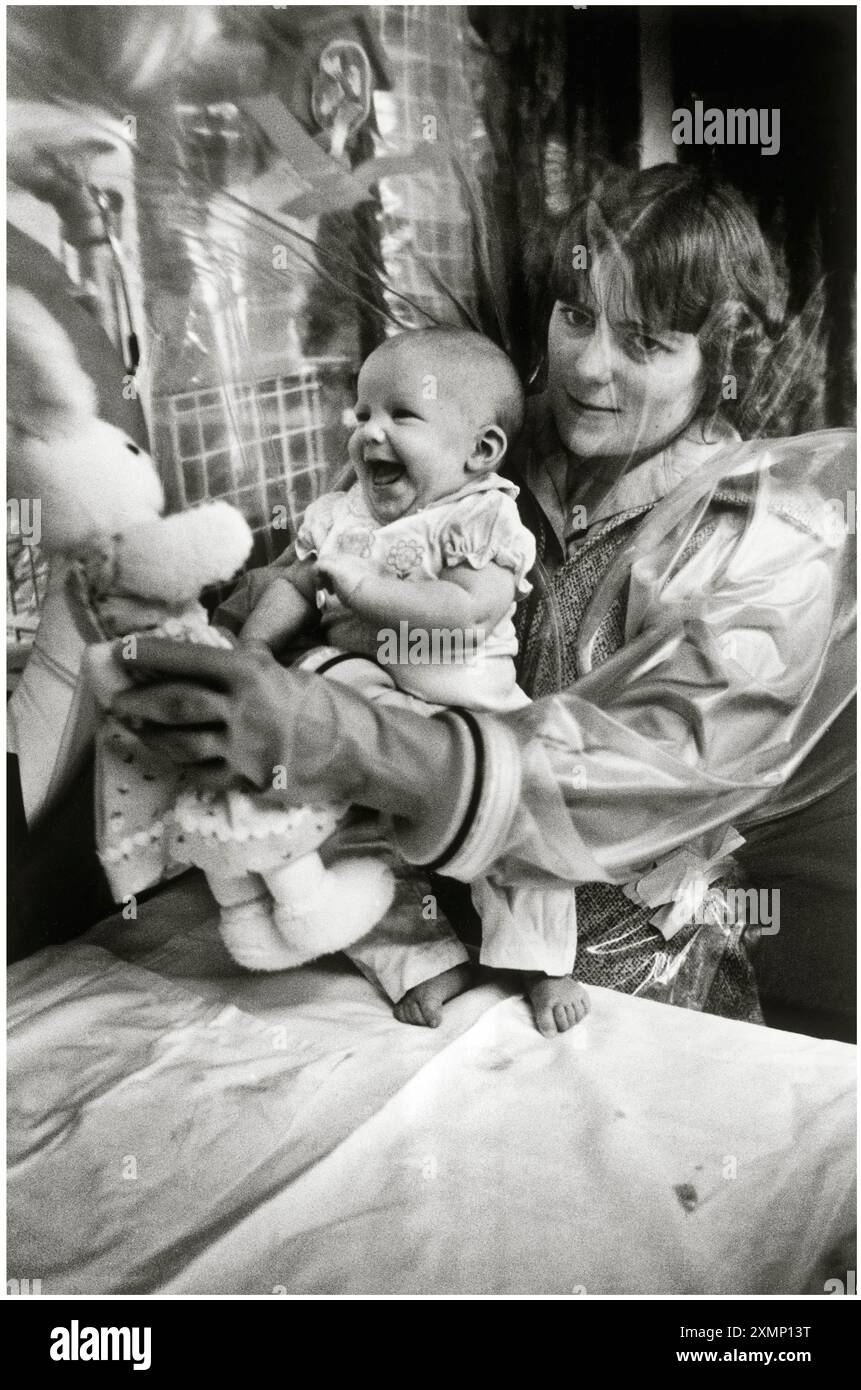 La piccola Amanda Norman, che poteva essere coccolata solo da madre Julie attraverso il muro di una bolla di plastica sterile che era stata la casa del bambino fin dalla sua nascita. bubble baby Foto Stock