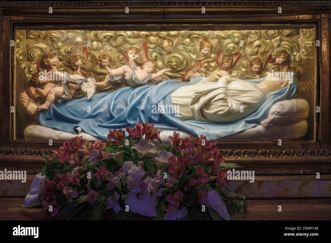 Madonna della buona morte nella vetrina di un altare nell'ex chiesa del Collegio dei Gesuiti. Oggi la nuova cattedrale (se Nova) di Coimbra. Foto Stock