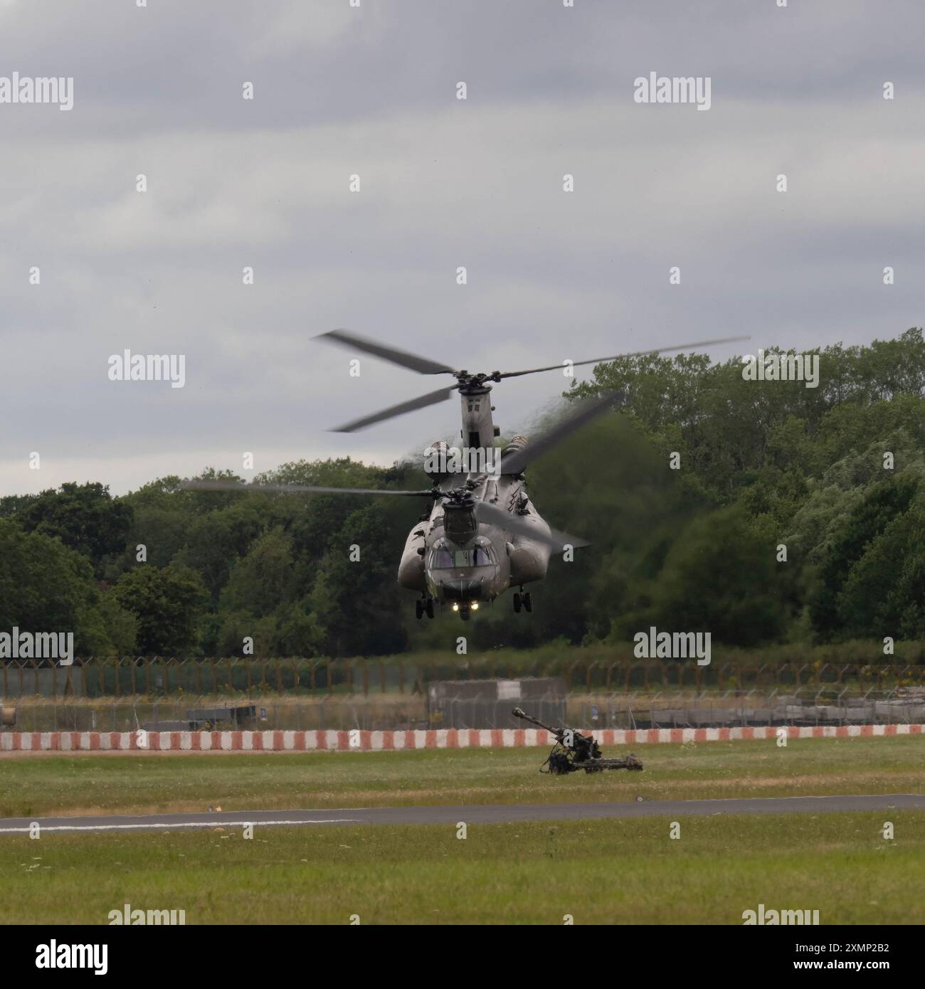 RAF Chinook display Team dimostrando le capacità del suo Boeing CH-47 Chinook al RIAT 2024 Foto Stock