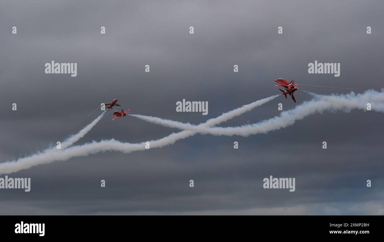 Red Arrows si esibisce al Royal International Air Tattoo del 2024 presso la RAF Fairford, Gloucestershire, Regno Unito. Foto Stock