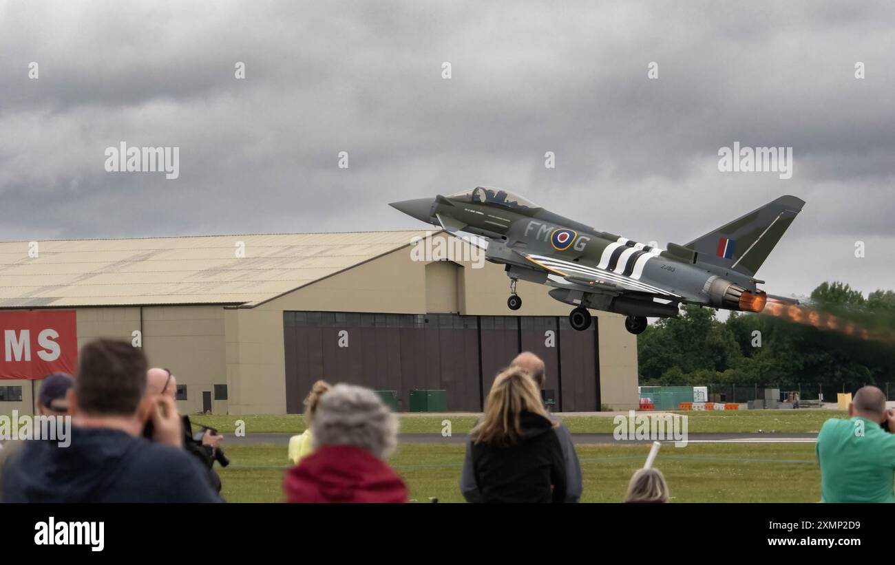 L'Eurofighter Typhoon del RAF Typhoon display Team decolla durante il Royal International Air Tattoo nel luglio 2024 a RAF Fairford. Foto Stock