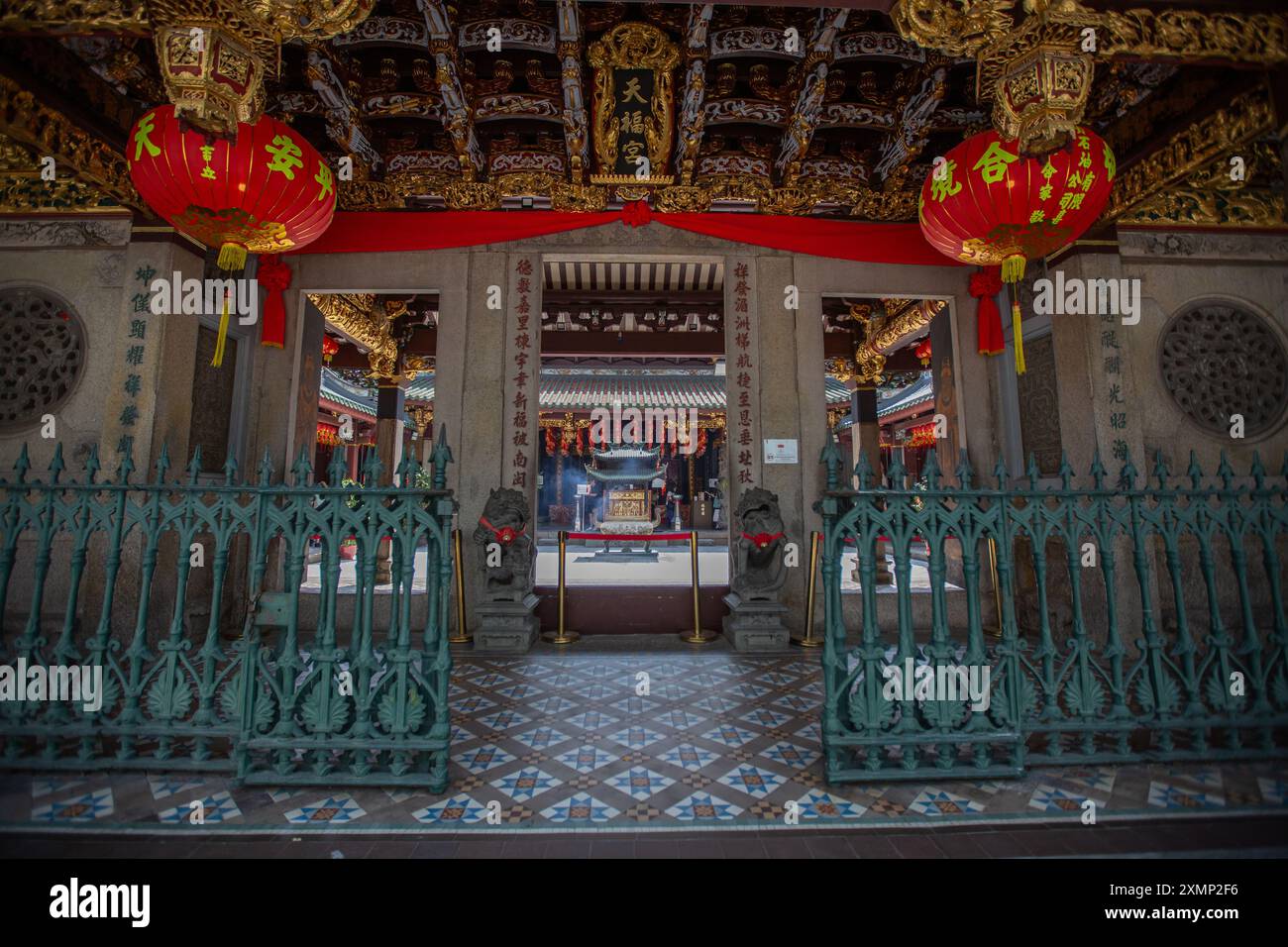 Ingresso al tempio Thian Hock Keng con due grandi lanterne rosse e leoni di pietra. Il tempio più antico, monumenti nazionali. Singapore. Foto Stock