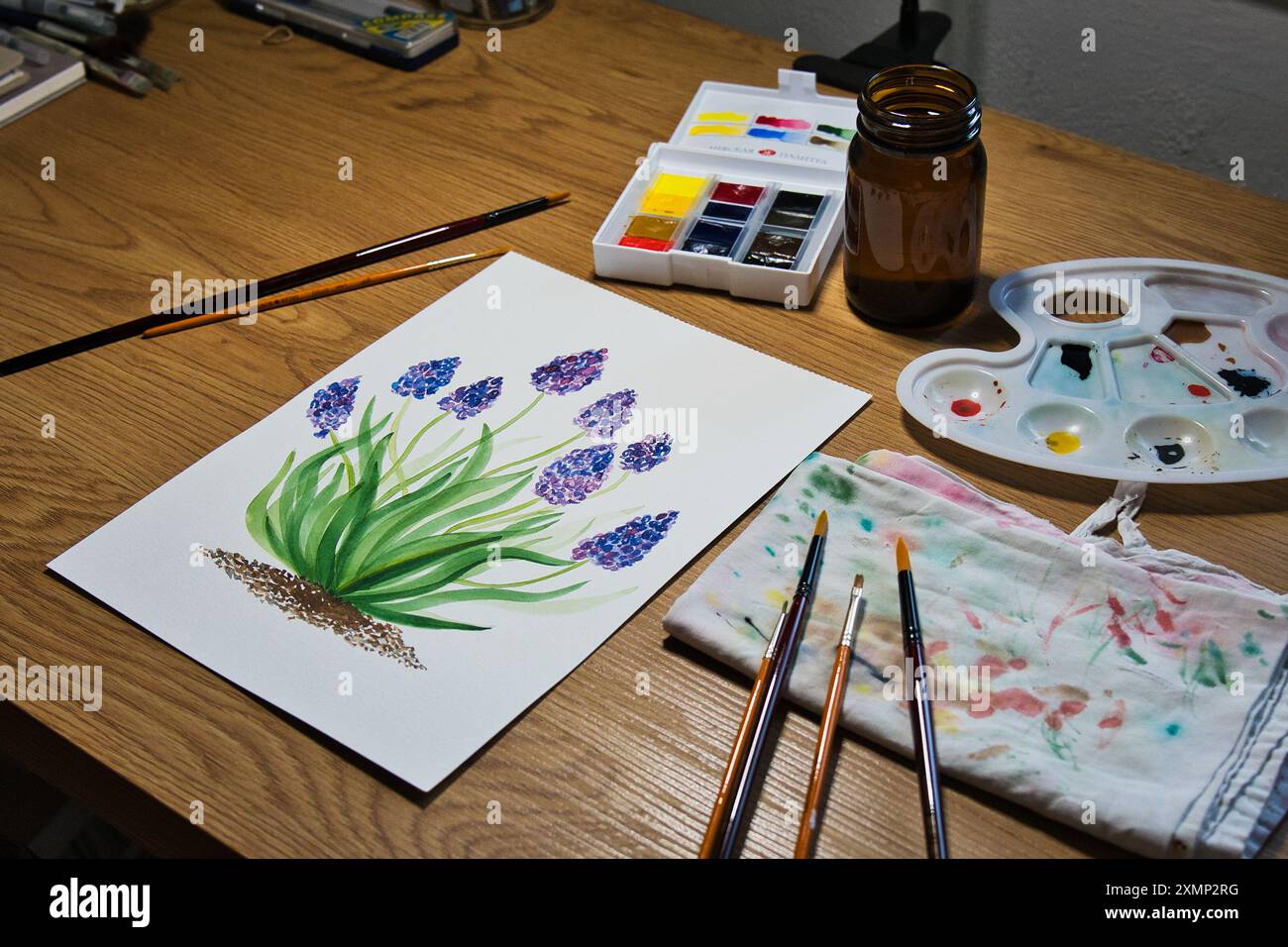 Un'invitante area di lavoro dell'artista caratterizzata da un vivace acquerello di fiori in corso. Illustrazione, creatività, tecniche artistiche, artistiche. Foto Stock