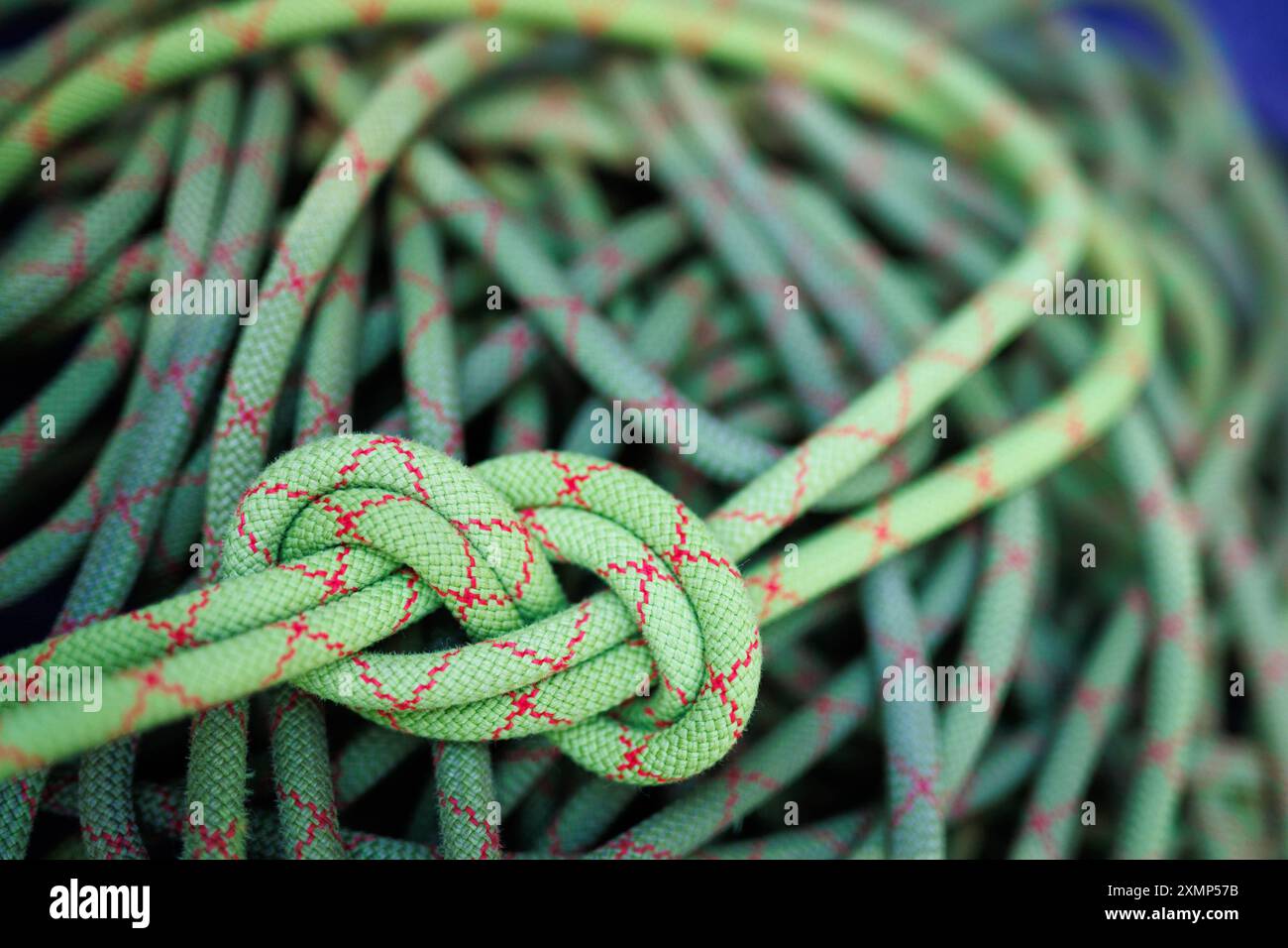 Ein doppelter Achtknoten in einem Kletterseil in Morsbach, 09.07.2024. Morsbach Oesterreich *** Un nodo a doppia figura otto in una corda da arrampicata a Morsb Foto Stock