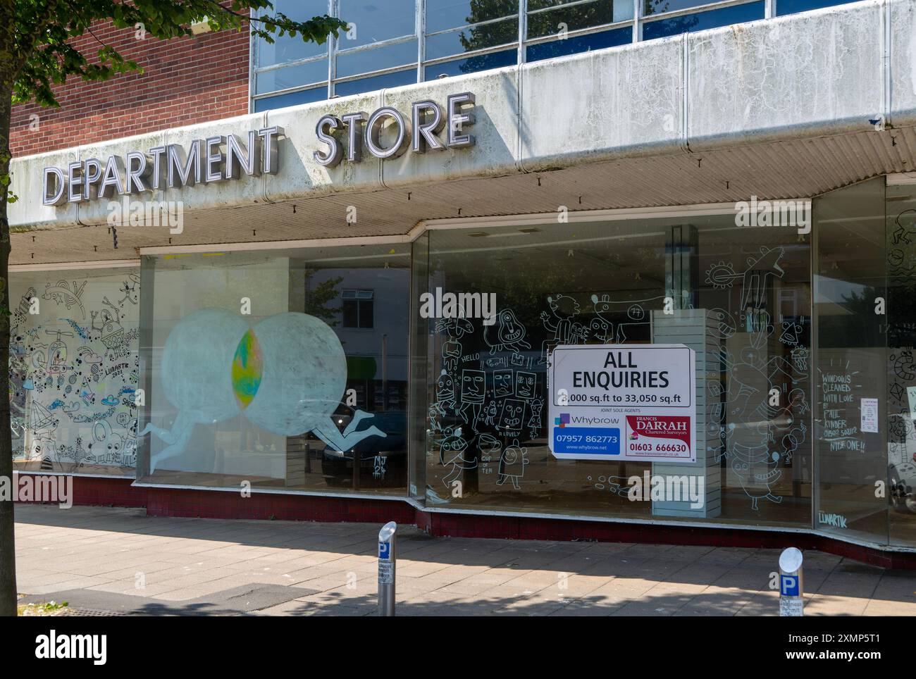 Chiuso il grande magazzino Westgate con l'insegna dell'agenzia immobiliare All Enquiries, Lowestoft, Suffolk, Inghilterra, Regno Unito Foto Stock