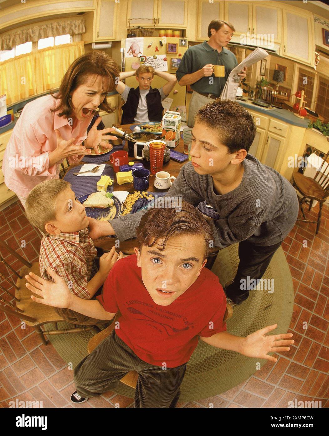 Malcolm in the Middle TV Series 2000 - 2006 USA 2000 stagione 1 Jane Kaczmarek, Christopher Masterson, Bryan Cranston, Erik per Sullivan, Frankie Muniz, Justin Berfield Foto Stock