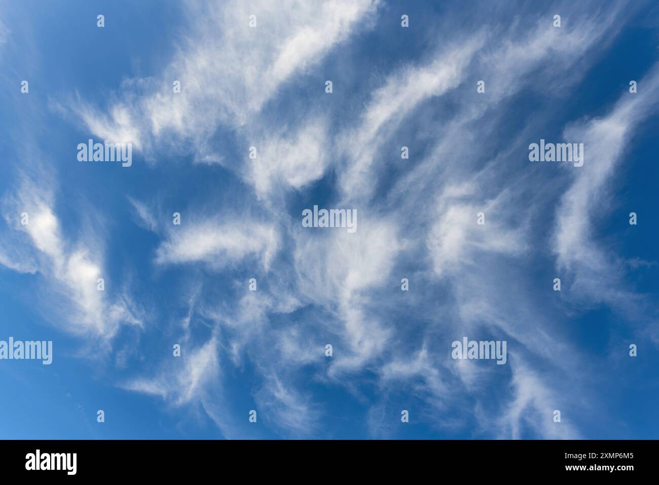 Forme astratte formate da nuvole di Cirro contro un cielo blu Foto Stock