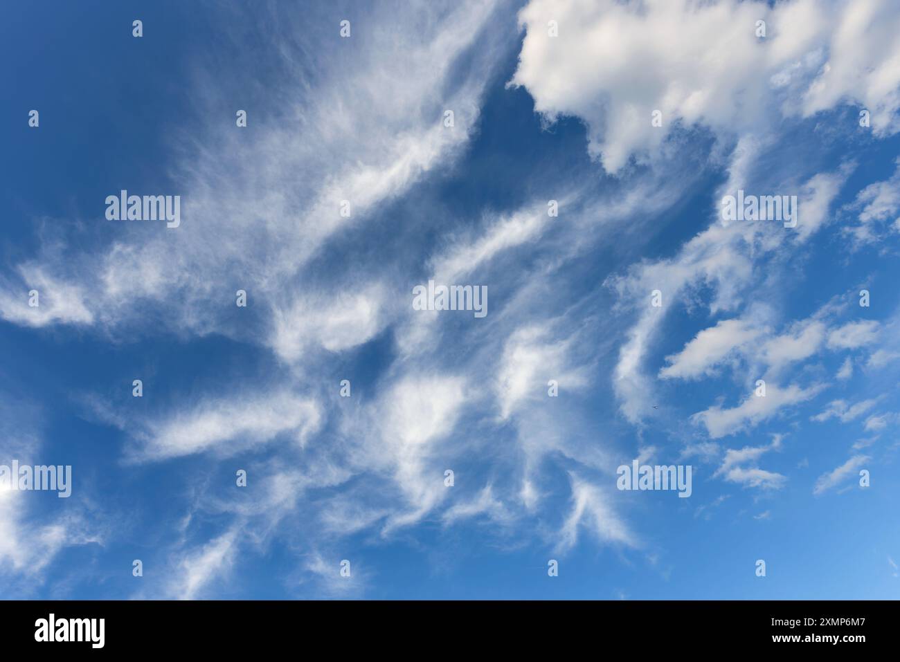 Forme astratte formate da nuvole di Cirro contro un cielo blu Foto Stock