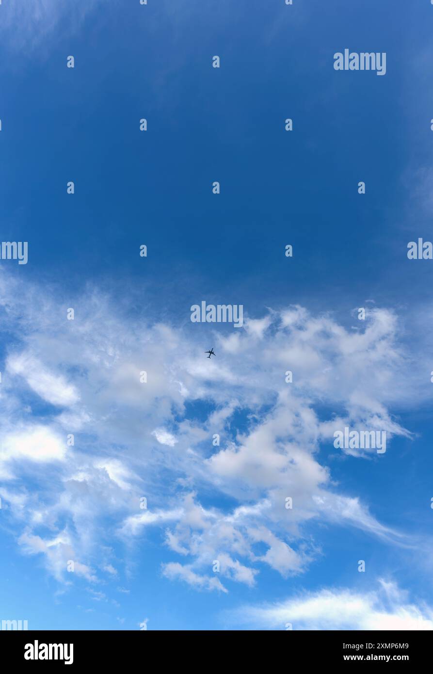 Forme astratte formate da nuvole di Cirro contro un cielo blu Foto Stock